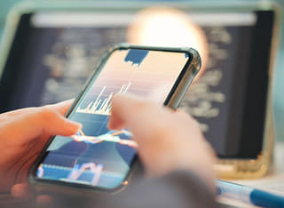 Investidor verificando o processo transparente de saque e transferência de fundos