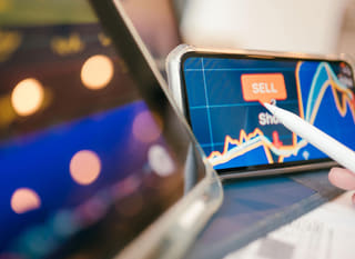 Trader de vários mercados analisando opções de Bitcoin, Ethereum e forex